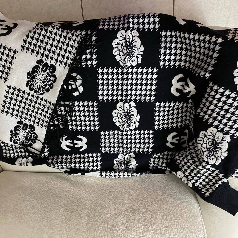 Chanel like Black and White arm shawlBag